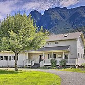 Riverside North Bend Oasis: Stunning Mountain View