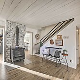 Peaceful Luna Farmhouse With Wraparound Porch!