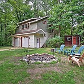 Harbert Cottage w/ Fire Pit: Half Mile to Beach!
