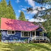 Peaceful + Chic Oasis: Fire Pit, Grill, Yard