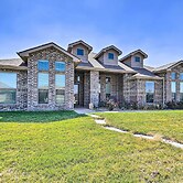 Modern Amarillo House w/ Fire Pit + Hot Tub!