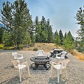 Wilderness Glamping: Eureka Tiny Home w/ Hot Tub!