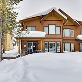 Convenient Fraser Townhome w/ Hot Tub, Near Hikes!