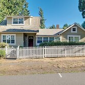 Charming Indianola Home: Walk to Town!