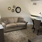 Harbor Springs Condo ~ 6 Mi to Lake Michigan!