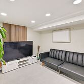 Lovely Elmont Apartment - Walk to Bus Stop!