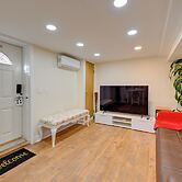 Lovely Elmont Apartment - Walk to Bus Stop!