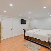 Lovely Elmont Apartment - Walk to Bus Stop!