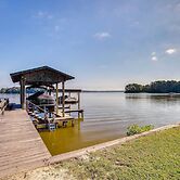 'the Whacky Shack' Family Cabin w/ Fire Pit!