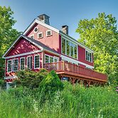 Architect-designed Franconia Home: Hot Tub & Views