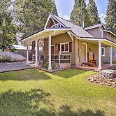 Cabin w/ Backyard Space - 1/2 Mi to Trinity Lake!