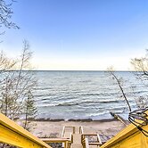 Lakefront Applegate Retreat w/ Private Beach!