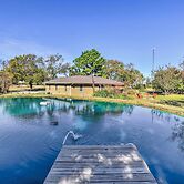 Pottsboro Home on 2 Acres w/ Hot Tub, Near Marina!