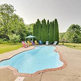 Calm Columbia Haven: Outdoor Pool, Hot Tub!