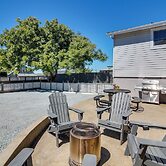 North Bend Home w/ Cornhole Court & Putting Green