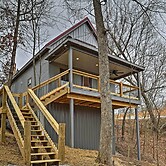 Cozy East Bernstadt Cabin w/ Porch + Fishing Lake!