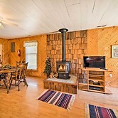 'the Burgundy Cabin' Iowa Retreat: Pond & Fire Pit