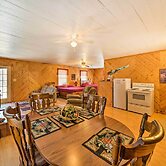 'the Burgundy Cabin' Iowa Retreat: Pond & Fire Pit