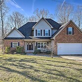 High Point Home ~ 1 Mi to Oak Hollow Lake!