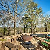 Broken Bow Mountaintop Home w/ Hot Tub!