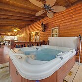 Broken Bow Cabin on 1 Acre w/ Hot Tub & Fire Pit!