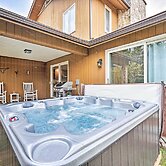 Family Winter Retreat w/ Hot Tub: 14 Mi to Slopes!