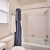 4 Mi to Dtwn Reno: Sleek Family Retreat!