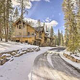 3 Fireplaces & Mtn View: Luxe Home in Breckenridge