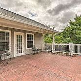 Studio in College Station w/ Expansive Deck!