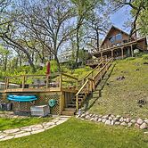 Serene Lakefront Escape: Boat Dock & Grill!