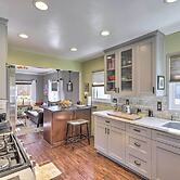 Charming Craftsman Bungalow With Garden & Hot Tub!