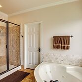 College Station Family Home: 3 Mi to Texas A & M!