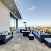 Pool & Coastline Views: Luxe La Jolla Home