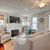 Cozy Coastal Cottage: 5 Mi to Narragansett Beach!