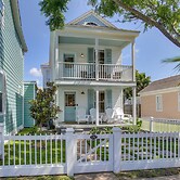 Walk to The Strand: Historic Galveston Home!