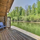 Floating Home on Columbia River w/ Provided Kayaks