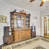 Quaint Beverly Townhome: Walk to Beach & Downtown!