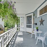 Quaint Beverly Townhome: Walk to Beach & Downtown!