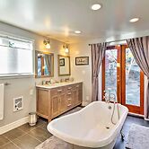 Walk to Keller Beach: Waterfront Studio w/ Hot Tub