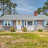 Traditional Cape Cod Cottage: Walk to Beach!