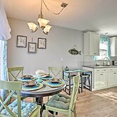 Beach-themed Retreat: 10 Mi to Downtown Charleston