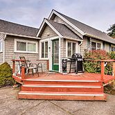 Charming Gold Beach Home < 1 Mi to Rogue River!