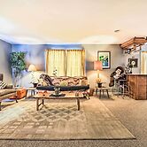 Artsy Getaway ~ 8 Miles to Downtown Kansas City!