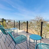 Scenic Depoe Bay Townhome w/ Deck < 1 Mi to Parks!