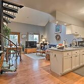 Pet-friendly Townhome w/ Community Hot Tub!