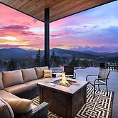 'pahto's Retreat' Luxe White Salmon Home: Hot Tub