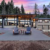 'pahto's Retreat' Luxe White Salmon Home: Hot Tub