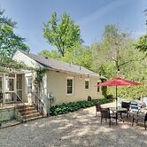 7 Mi to The Biltmore: 'Le Canard' Cottage w/ Porch
