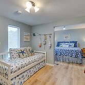 House w/ Hot Tub & Deck - Walk to Seaside Beach!