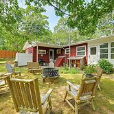 Walk to Beach: Long Island Wine Country Home!